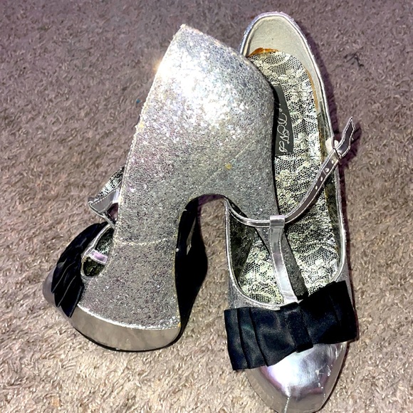 Wild DNA silver glitter platforms with bow - Picture 2 of 3
